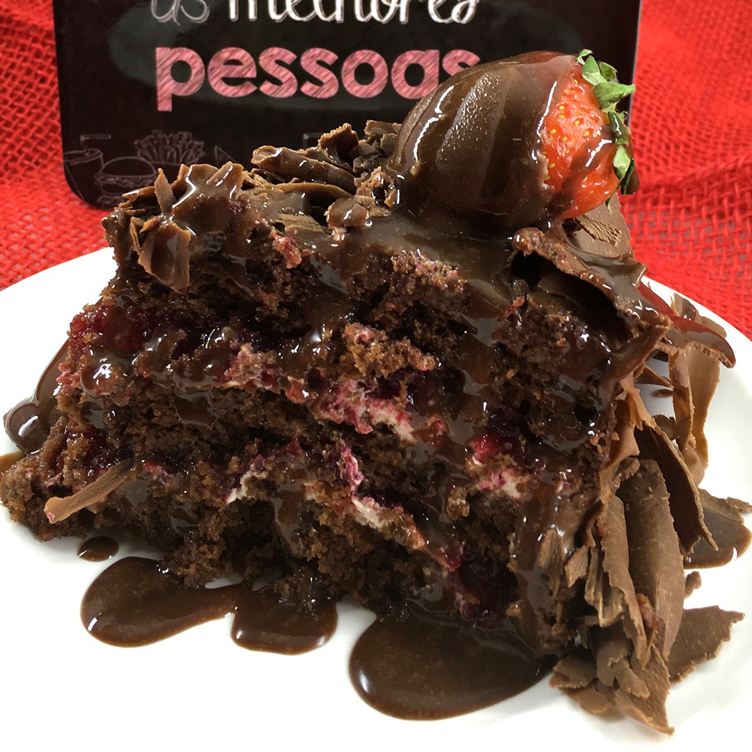 bolo dos deuses chocolate e morango